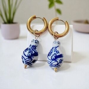 Blue & white chinoiserie pottery vase earrings w/birds; 2.2"; nwot